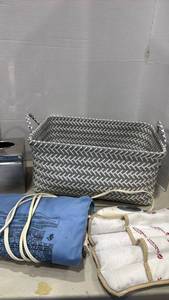 lot 1096 image: Heating pad, tissue cover and more