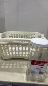 lot 1104 image: Rubbermaid 1 Gallon Square Storage Container with White Plastic Baskets