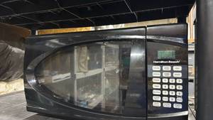 lot 1105 image: Hamilton Beach 900 Watt Digital Microwave with Glass Turntable and cover
