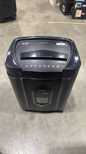 lot 1118 image: PenGear Cross Cut Paper Shredder 19x14x11
