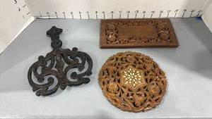 lot 1136 image: Iron trivet and wood wall decor