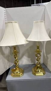 lot 1140 image: Set of 2 table lamps 28in tall