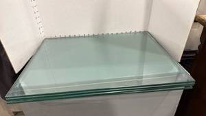 lot 1141 image: Tempered glass shelves 16x22 set of 4