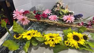 lot 2019 image: Mixed Artificial Flower Arrangement with Sunflowers and Daisies
