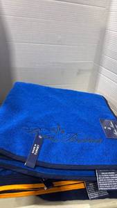 lot 2071 image: Brooks Brothers Blue Bath Towel Set of 4