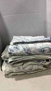 lot 2072 image: Queen size duvet cover, pillow shams and sheets