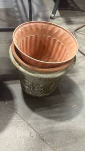 lot 2306 image: Plastic Planter pots