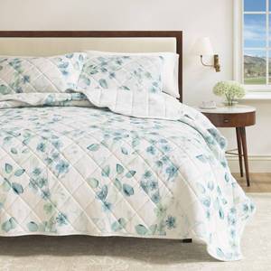 lot 1400 image: Great Bay Home Floral Quilt Set - 3-Piece FullQueen Size Spring Bedding Set - Lightweight, All-Season, Reversible Bedspread (BlueGreen) - Retail $55