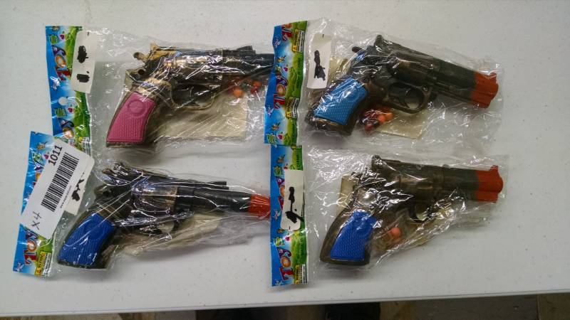 lot 1011 image: 4 - Toy Spring Guns