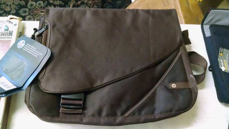 lot 1034 image: Hewlett Packard 16 Notebook Messenger Bag - NEW