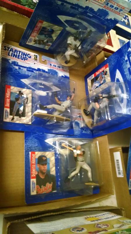 lot 1050 image: 4 Starting Lineup Figures - Frank Thomas, Paul Molitor, Bernie Williams, Roberto Alomar