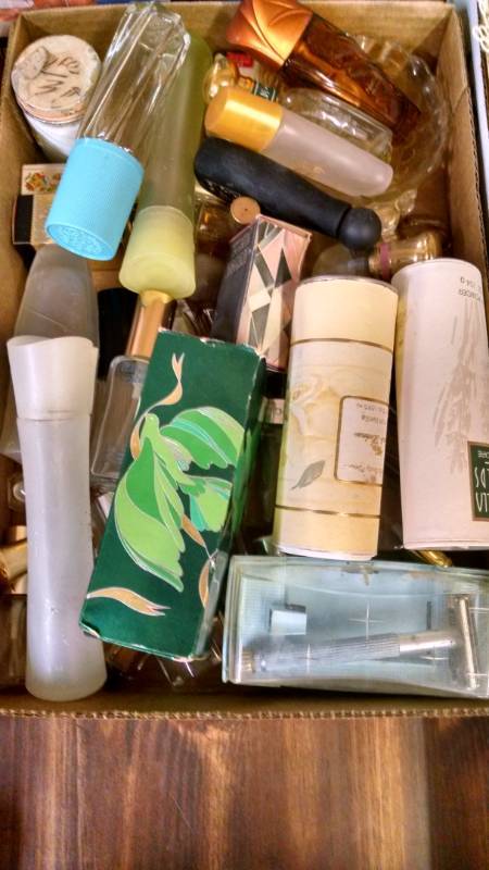 lot 1084 image: Lot of Assts Toiletries