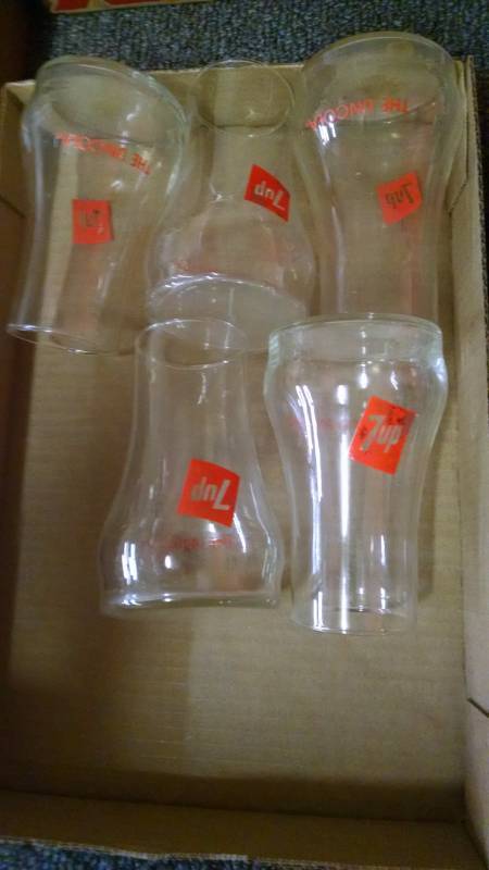 lot 1105 image: 5 Vintage 7-UP Uncola Glasses