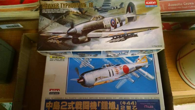 lot 1133 image: 2 Plastic Airplane Models NIB - old new stock