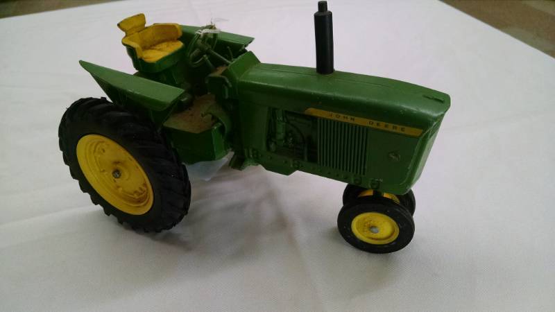 lot 1141 image: John Deere Tractor 4010