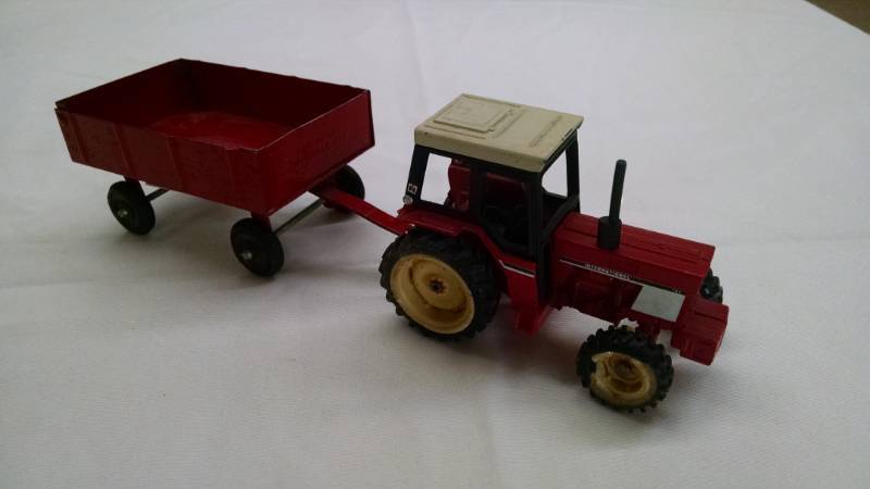 lot 1142 image: International Tractor & Wagon