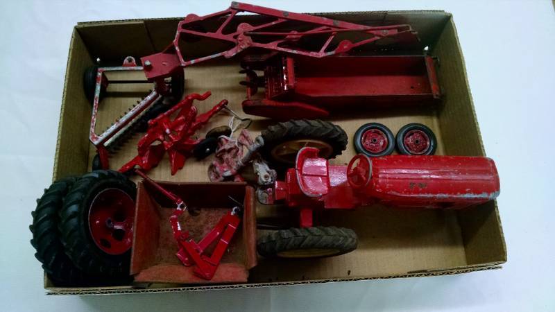 lot 1146 image: Flat of Farm Toy Parts