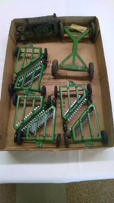 lot 1150 image: Flat of John Deere Toys