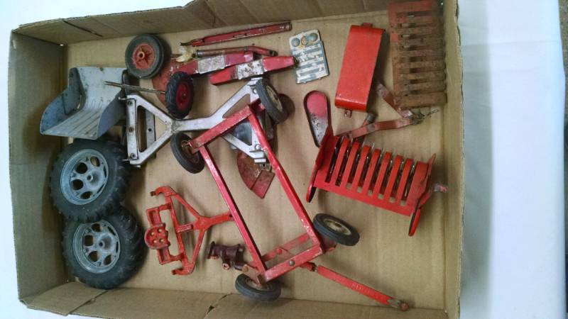 lot 1154 image: Old Farm Toy Parts
