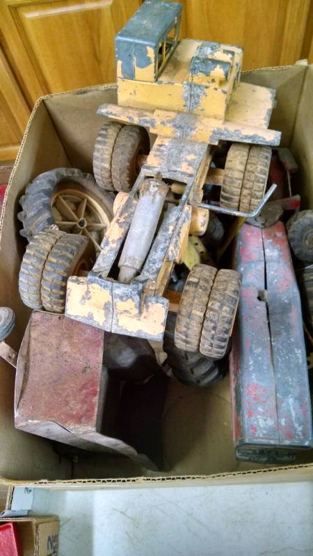 lot 1162 image: Box of Heavy Equipment & Tractor Parts