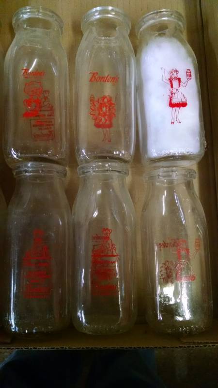lot 1092 image: 8 Bordens 12 Pint Milk Bottles