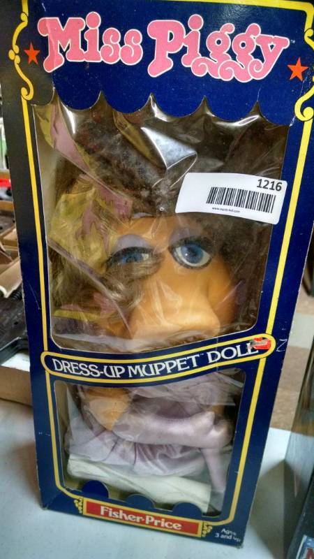 lot 1216 image: Miss Piggy Doll - NIB