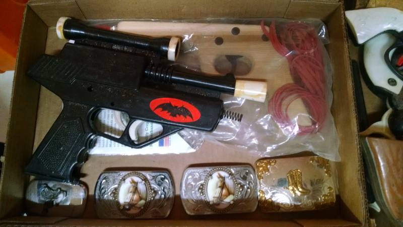 lot 1222 image: 2 Toy Guns  4 Western Theme Belt Buckles
