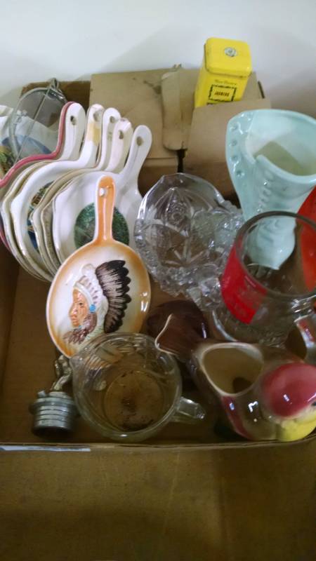 lot 1285 image: Skillet Ashtrays etc.