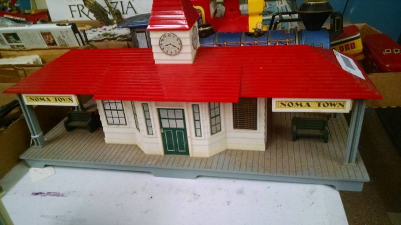 lot 1319 image: Plastic Train Depot & House