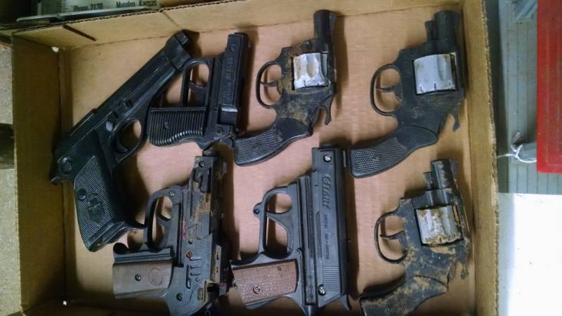 lot 1323 image: Box of Toy Guns
