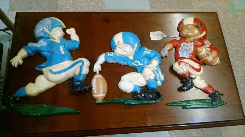 lot 1440 image: 3 Pc. Vintage Football Decor - 1976