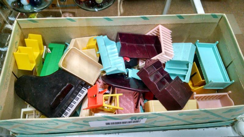 lot 1446 image: Shoebox Full of Plastic Doll Furniture