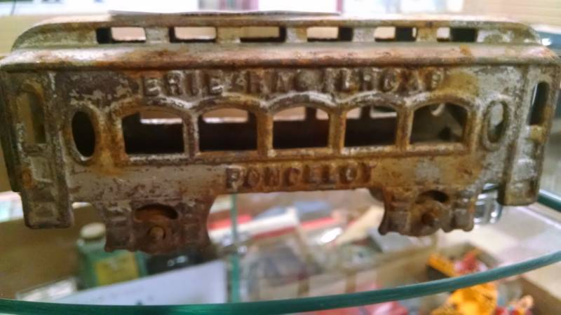 lot 1459 image: Cast Iron Railroad Passenger Car