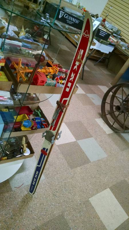 lot 1465 image: Snow Skis
