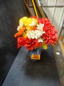 lot 26549 image: Glass Flower Vase w Fake Flowers