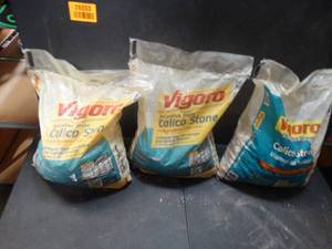 lot 26553 image: 3 New Bags of Vigoro Decorative Stones