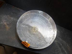 lot 26560 image: Vintage Metal Plate Decor