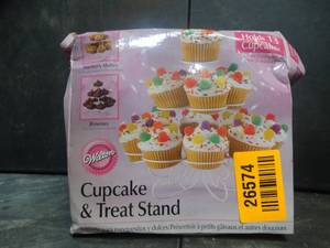 lot 26574 image: Wilton Cupcake & Treat Stand