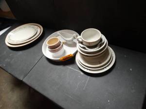 lot 22630 image: a lot of miscellaneous. China Glassware