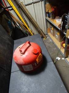 lot 22680 image: Vintage Toro 2.5 Gallon Tank
