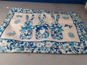 lot 595 image: Four Pack Easter Place Mats - Retail $0
