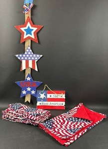 lot 4 image: Patriotic Table Centerpiece Mat and (8) Napkins with Stars and Flag Decor at