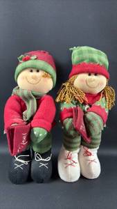 lot 12 image: Weighted Standing Felt Caroler Pair Approximately 12 inches tall