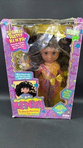 lot 20 image: Sparkle Pretty Kenya Hairstyling Doll by Tyco