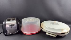 lot 42 image: Magic Chef Indoor Grill, Layer Cake Carrier and Two Slice Toaster
