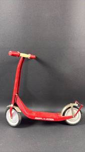 lot 67 image: Functional Radio Flyer Model Scooter Approximately 12 inches tall