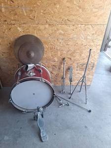 lot 211 image: Ludwig Vintage Drum and Parts