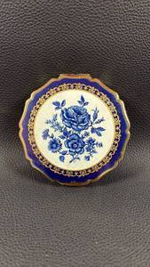 lot 116 image: Vintage Stratton Made in England Loose Powder Compact