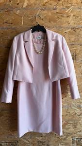 lot 305 image: Le Suit Pink Textured Two-Piece Dress Suit with Pearl Necklace Size 14