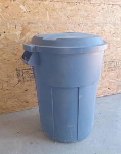 lot 412 image: NEW Trash Can